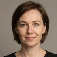 Портрет уверенного русского бизнесмена, взгляд в камеру, осенний уикенд Байи от Идеал Турист.